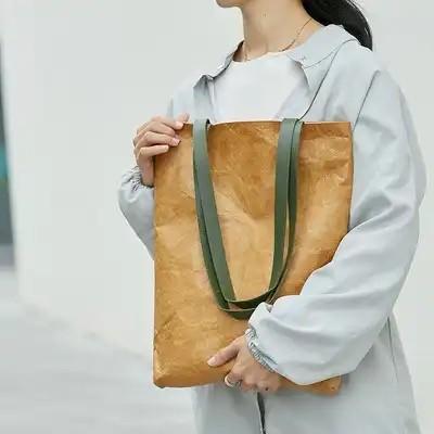 中国 Brown Tyvek Paper Washable Tote Bags Sustainable Bio Degradable With Leather Handle Strap 販売のため