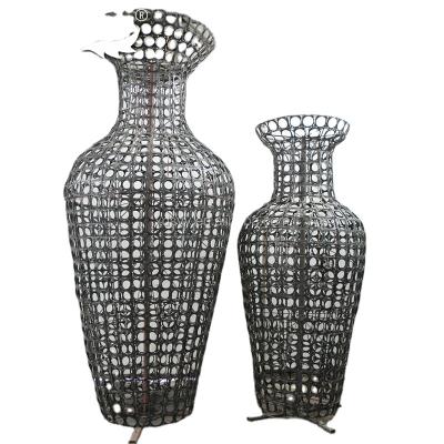 China Easy In Installation And Durable Garden Planter Vertical Shaped Flower Vase Flower Pot for sale