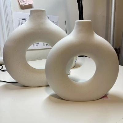 China Art Deco Modern White Ceramic Vase made in china circle ceramic vases creative ceramic vases decor for home decor for sale