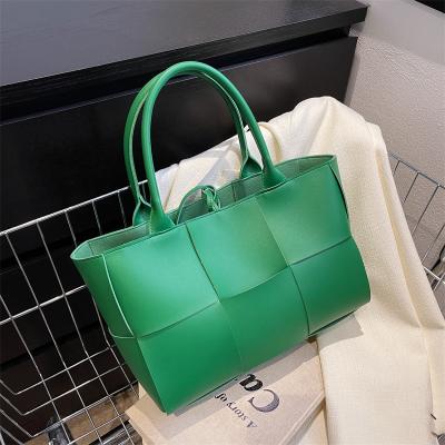 China Lady 2022 New Large Capacity Woven Braided Tote Bag Large Checked Single Shoulder Bag Cross Handbag for sale