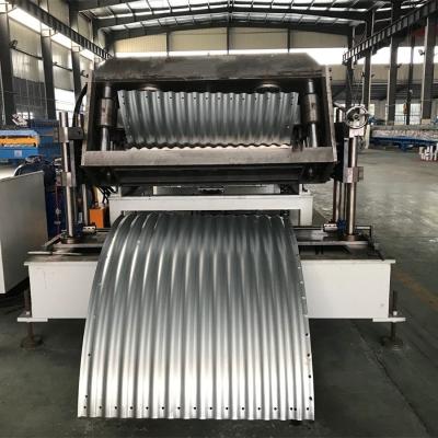 China 4 mm golfmatige stalen afvoerkolvert silo rollen vormen machine met 15T Hydraulische Decoiler Te koop