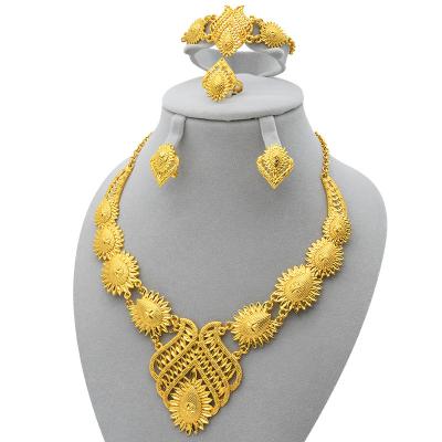 China Dubai Nigeria Romantic Women's Jewelry Set Exaggerated Ethnic Retro Necklace And Earrings Style Large Pendant Necklace Earrings for sale