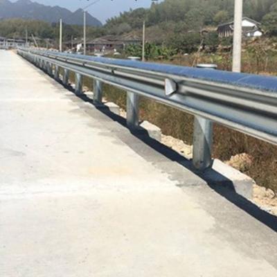 China Corrugated Beam Traffic Guard Rail Crash Barrier Post Steel Guardrail Galvanized en venta