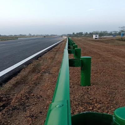 中国 Standard galvanized highway expressway W beam corrugated guardrail safety Crash Traffic metal Barrier 販売のため