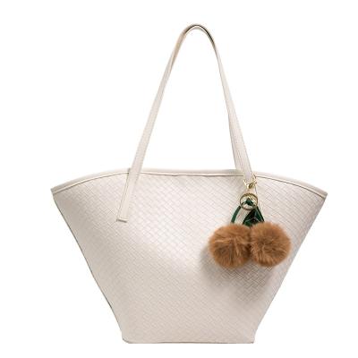 China Fashion 2022 Fashion Ball Weaving Ladies Tote Shopping Bags With Plush Capacity PU Hanging Leather Cross-body Shoulder Bag For Women for sale