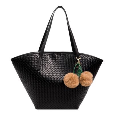 China Fashion 2022 Fashion Ball Weaving Ladies Tote Shopping Bags With Plush Capacity PU Hanging Leather Cross-body Shoulder Bag For Women for sale