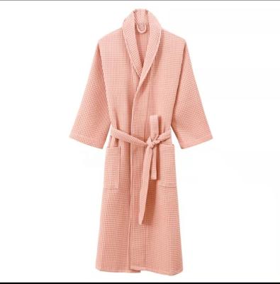 China Viable Ready To Ship Luxury 5 Star Hotel Puffed White 100% Organic Cotton Waffle Weave Robe Bathrobe With Gold Trim for sale