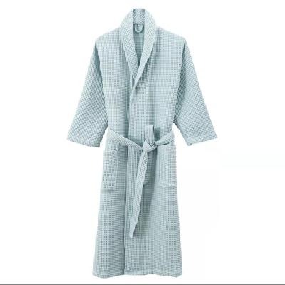 China Viable Ready To Ship Luxury 5 Star Hotel Puffed White 100% Organic Cotton Waffle Weave Robe Bathrobe With Gold Trim for sale