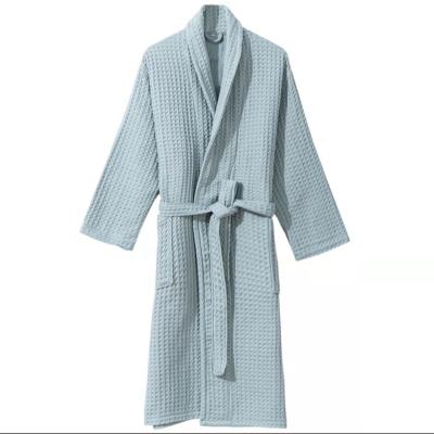 China Viable Ready To Ship Luxury 5 Star Hotel Puffed White 100% Organic Cotton Waffle Weave Robe Bathrobe With Gold Trim for sale