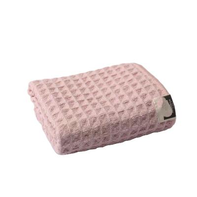 China Viable Microfiber Waffle Weave Golf Towels With Metal Clip Hook Waffle Golf Towels With Custom Logo for sale