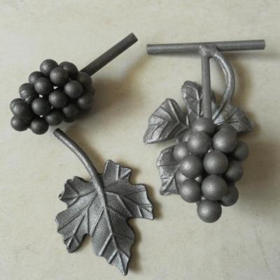 China Easily Assembled Garden Fence Wrought Iron Metal Grape with Leaves for sale