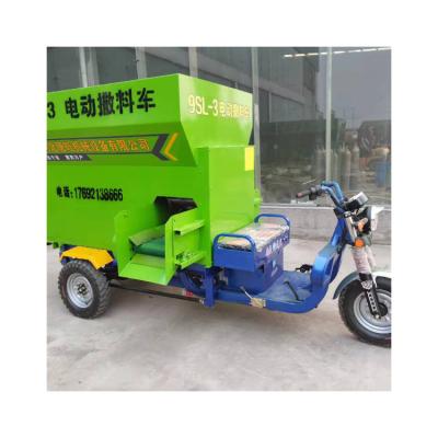 China High Production Rate Factory Made Type New Feed Truck For Farm Mobile Truck Farm Silage Feeding Driver for sale