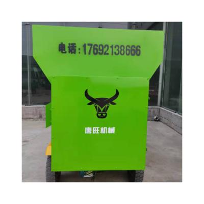 China High Production Rate Agricultural Cow Cattle Horse Horse Feed Spreader Truck for sale