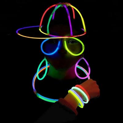 中国 Party Favor Glow Stick Bracelets Assorted Colors for Halloween Decoration Excitement 販売のため