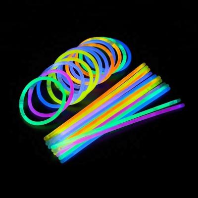 China 8 Zentimeter Farbvariante Glow Stick Armband 50 Stück perfekt für Partys 2 Jahre Haltbarkeit zu verkaufen