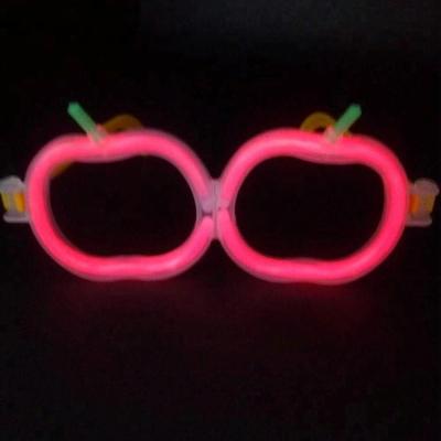 Cina Novità Light Up Apple Shape Glow Stick con liquido fluorescente PE non tossico in vendita