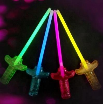 中国 8 Inch Plastic Glow Sword Stick Perfect for Camping Occassion and Event Party Supplies 販売のため