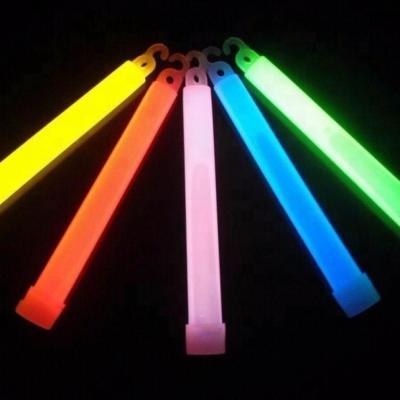 中国 Non-Radioactive 6 Inch Glow Sticks in Assorted Colors Suitable for Camping Occassion 販売のため