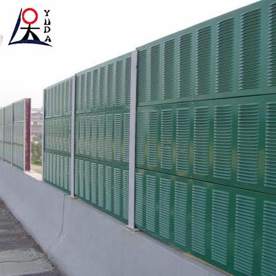 China Panel de barrera contra el ruido de la carretera Autopista sin desvanecimiento Pared de sonido de chapa de aluminio en venta