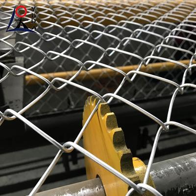 China Painel de malha de fio de ferro de diamante Chain Link Cercas temporárias para campo de esportes à venda