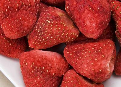 China 22mm - 30mm Freeze Dried Strawberries Fruits Snack Freezed Dry Strawberries for sale