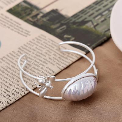 China CLASSIC Customized Cute Alloy Bee Natural Pearl Opening Bangle Bracelet For Women Gift for sale