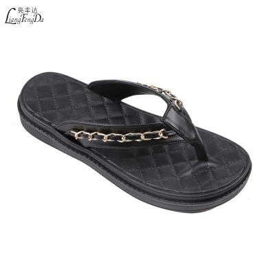 China OEM Logo Anti-Smell Summer Beach Gold Chain Flip Flops Custom Shoes Slides Flat Sandals for Women and Ladies for sale