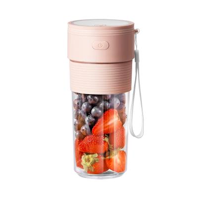 China Portable Mini Sport Size Juicer Easy Handling Blender Personal Rechargeable Battery Operated Smoothie Milkshake Travel Blender Juicer for sale