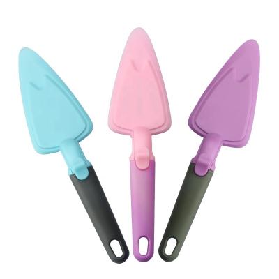 China New Viable Promotional Cake Scoop Bakery Tools Adjustable Plastic Cake Shovel Cake Server Knife for sale