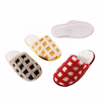 China Fashion trend men's and women's plaid plush slippers cotton warm home shoes Faux fur couples indoor slipper for sale