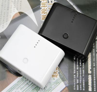 中国 8000mah 緊急の携帯用移動式力銀行再充電可能で速い充満 販売のため