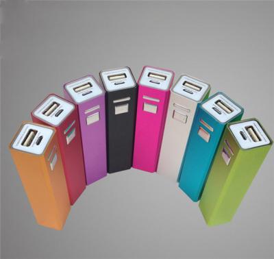 中国 普遍的な口紅二重 USB、2200mAh が付いている携帯用移動式力銀行 販売のため