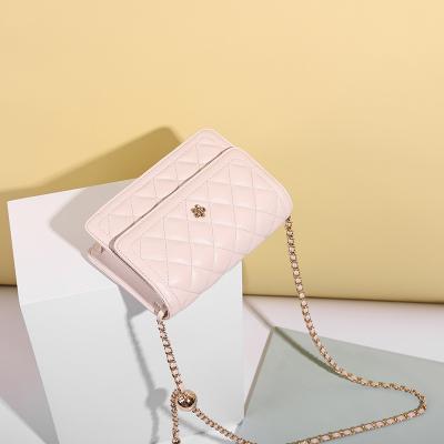 China High Quality 2021 Lingge Summer New Fashion Simple Women's Bag Small Camellia Ball Single Shoulder Messenger Bag Gold Chain Bag for sale