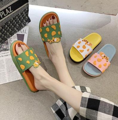 China Lady Comfortable Matching Colorful Slippers Leisure Vacation NEW Fashion Cartoon Giraffe Round Slippers Round Beach Slippers Women Slippers for sale