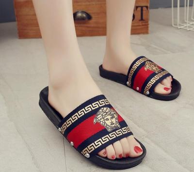 China New Women's Word Slippers Summer Wear New Slippers Luxury Female Lightweight Beach Holiday Slippers for sale