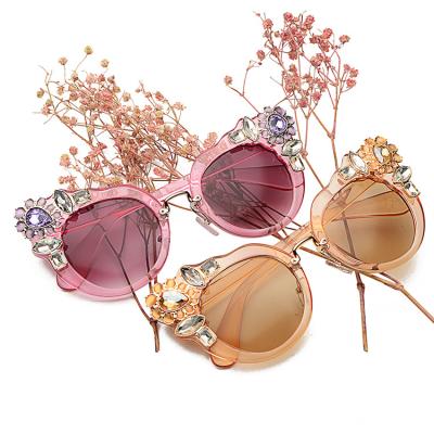 China High Quality Fashion Sun Glasses Flower Diamonds Women Sunglasses Shape Oversized Large Frame Custom Made Lenses 8691 Ladies Sun for sale