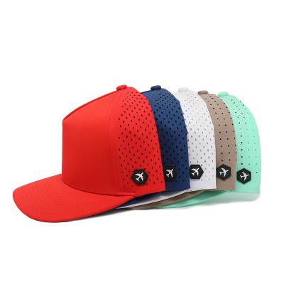 China Laserschnitt Loch Perforierter Hut Custom Männer 5 Panel Gummi Logo Sport Papa Hut Wasserdichte Hut zu verkaufen