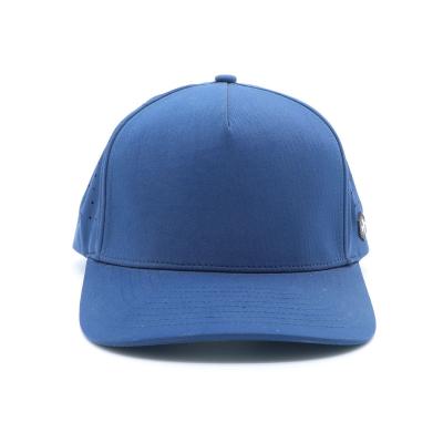 Chine Chapeau de golf de baseball bleu de la marine personnalisé avec logo de patch en caoutchouc PVC et conception de trou percé à vendre