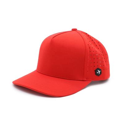 China 5 Panel Gummi Patch Logo Unisex Wasserdicht Laser Schnitt Loch Perforiert Rot Baseball CAP zu verkaufen