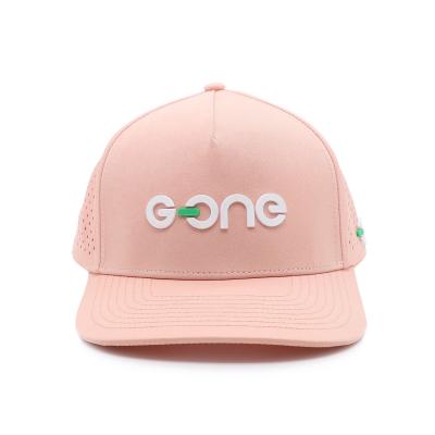 Chine Homme sur mesure rose 5 panneaux caoutchouc PVC Logo imperméable au laser coupé trou Perforé chapeau courbé bord chapeau de baseball à vendre