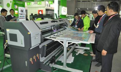 China Broodje om UVdrukmachine, UV Flatbed de Drukmachine van CMYK te rollen Te koop