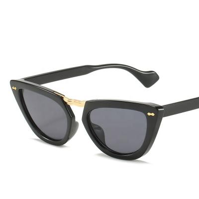 China Fashion New Fashion Sunglasses Large Frame Street Retro Ladies Rice Nail Cat Eye Sunglasses Pulling Unique Sunglasses for sale