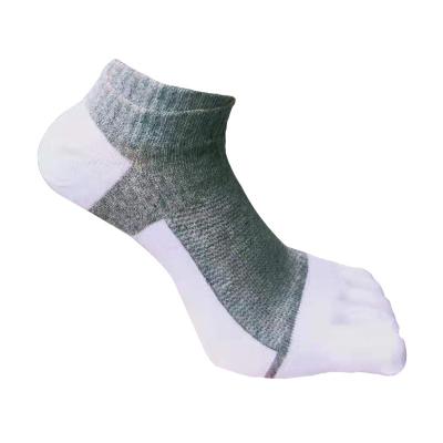 Cina High quality cotton black and white color men's yoga socks non-slip sport 5 men's toe socks QUICK DRY in vendita