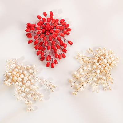 China Hip Hop Overdone Coral Brooch Jewelry Natural Pearl Brooch Dress Accessories Handmade Luxury Retro Brooch for sale