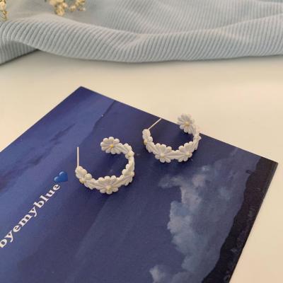 China Small Daisy Earrings Female Jewelry 2021 New C.S.I. Earrings Trendy Wind White Cool Trendy C-Shaped Earrings for sale