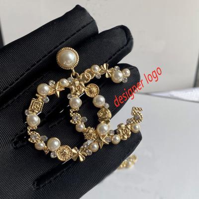 China Fashionable Pearl Circle Letter Luxury Fashion Designer Earrings for sale