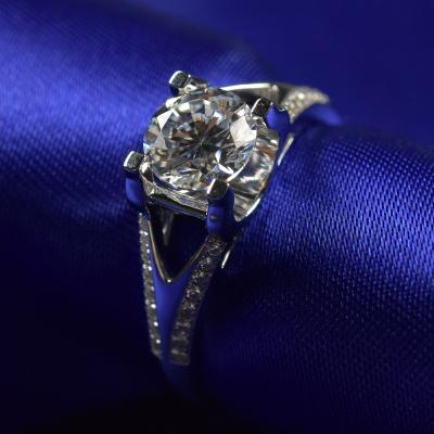 Κίνα Δαχτυλίδια αρραβώνων 1ct 6.5mm διαμαντιών Moissanite περικοπών λαμπρότητας με το άσπρο χρυσό υλικό 18K προς πώληση