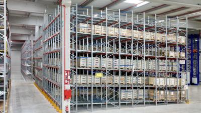 中国 Fluent Shelf Live Storage Pallet Racking Gravity Pallet Flow Racking With Structure Rack 販売のため