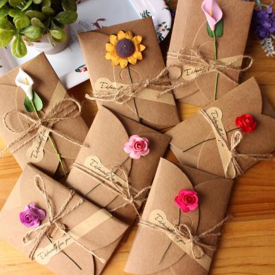 China Recycled Materials 2022 Retro Vintage Cheap Western Greeting Cards Wraps Kraft Paper Envelope With Dried Flowers for sale