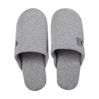 China Anti-Slip Materials OEM Customized Logo Poly Fleece One Time Use Closed Toe Hotel Slippers Bathroom Slipper For Shower Times for sale